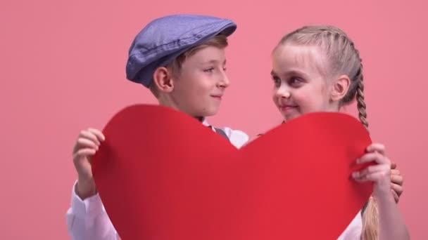 Pequeno Casal Escondido Atrás Grande Coração Vermelho Beijando Amor Terno — Vídeo de Stock
