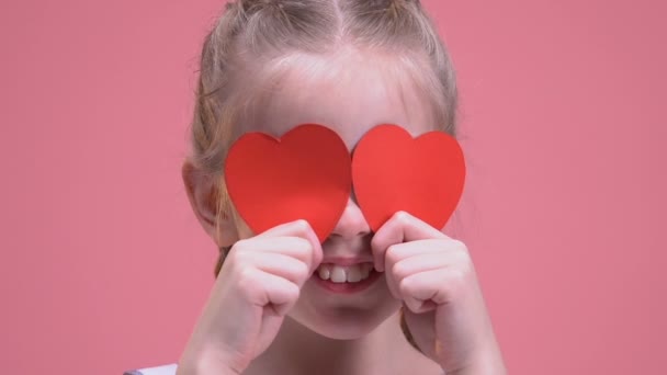 Ragazza Sorridente Occhi Chiusura Con Cuori Carta Isolato Sfondo Rosa — Video Stock