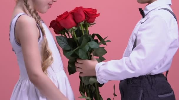 Jonge Gentleman Boeket Rozen Presenteren Aan Zijn Vrouw Valentijnsdag Cadeau — Stockvideo