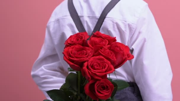 Joven Niño Escondiendo Rosas Detrás Espalda Presentando Niña Primer Amor — Vídeos de Stock