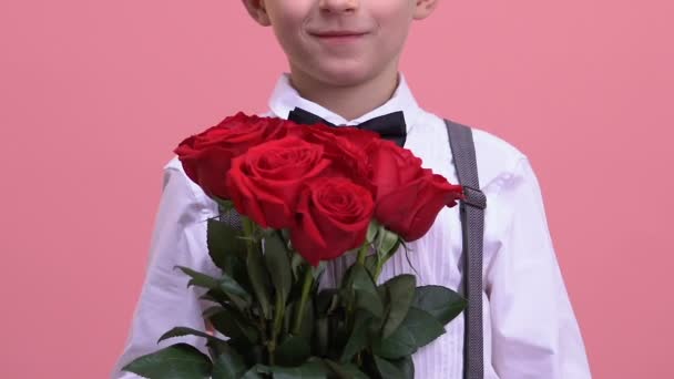 Jovem Cavalheiro Mostrando Buquê Rosas Para Câmera Serviço Entrega Surpresa — Vídeo de Stock