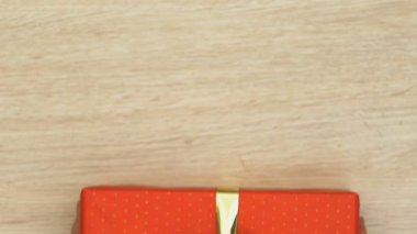 Tablo, sevgili bir tatil kutlaması için mevcut hediye kutusu koyarak eller