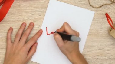Sevgi sözcüğü yazmaya kağıt, erkek ve kadın arasındaki romantik ilişki kadın