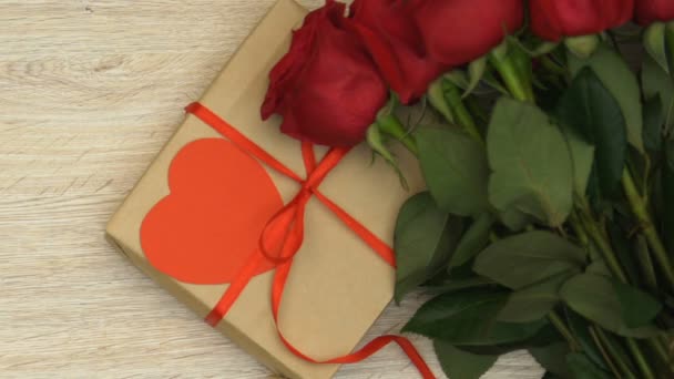 礼品盒 一束玫瑰和红色信封躺在桌子上 圣情人节 — 图库视频影像