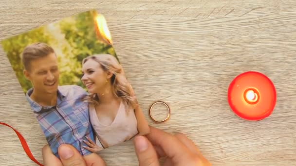 妇女燃烧的家庭照片和举行订婚戒指 离婚和背叛 — 图库视频影像
