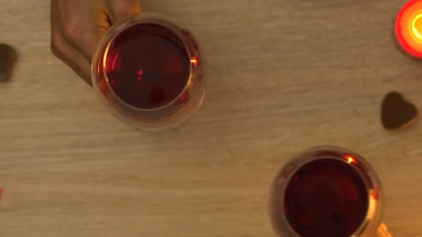 Paar Rammelende Wijn Glazen Tijdens Romantische Avond Top Worden Mijn — Stockvideo