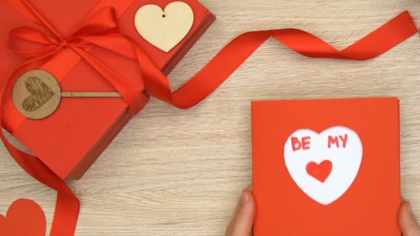 텍스트 테이블 로맨스에 Giftbox 발렌타인 카드를 — 비디오