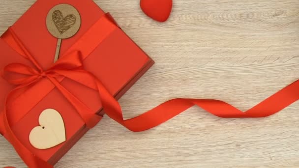 聖バレンタインの日グリーティング カード ギフト ボックスのテーブルの上の女性ロマンチックなプレゼント — ストック動画