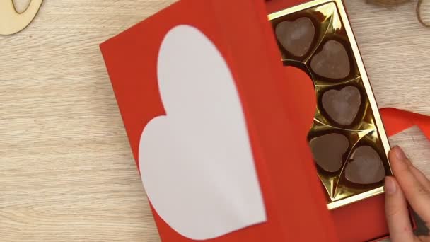 妇女打开礼品盒与心形巧克力糖果春药 顶视图 — 图库视频影像