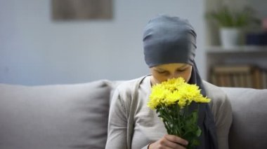 Kanser, çiçek kokulu ve hayatın tadını çıkarırken başörtüsü kadında sonra kurtarma