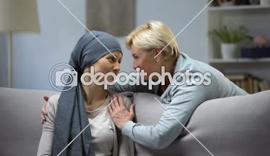 Kızının acı kanser, aile desteği, beraberlik sarılma anne