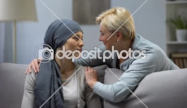 Anne, sarılma ve öpüşme umutsuz kızı kanser ile aile desteği