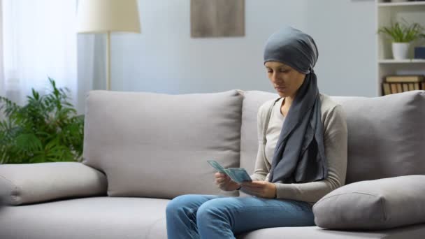 Sorgsen Ung Kvinna Med Cancer Räknar Pengar Försäkring Dyra Behandling — Stockvideo