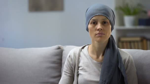 Γυναίκα Μετά Από Χημειοθεραπεία Κάθεται Στο Σπίτι Και Ψάχνει Φωτογραφική — Αρχείο Βίντεο