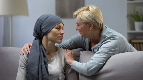 Мать Обнимает Целует Свою Безнадежную Дочь Раком Поддержкой Семьи — стоковое видео