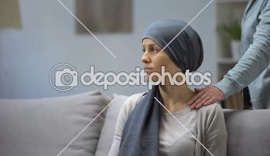 Omuz üzgün kızının kanser, destek ile el koyarak anne