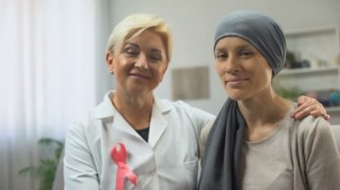 Hayatta kalma şifa için umut kameraya bakarak onkolog ve kanser hasta