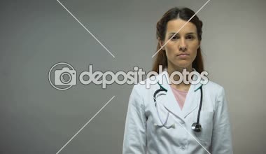 Kadın terapist pembe kurdele, meme kanseri bilinçlendirme gösterilen stetoskop ile