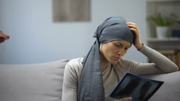 Vrouw Met Kanker Kijken Ray Moeder Ondersteunende Dochter Verslechtering — Stockvideo