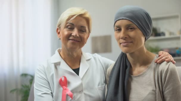 Oncólogo Paciente Cáncer Mirando Cámara Con Esperanza Sanar Supervivencia — Vídeos de Stock