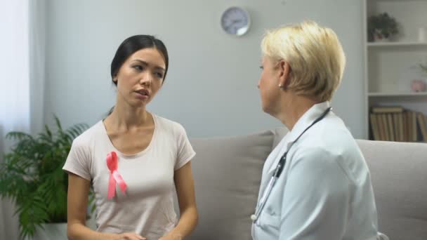 Lady Overleg Met Mammologist Vinden Van Tumor Borst Kankerpreventie — Stockvideo