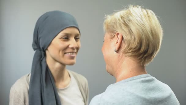 Улыбающаяся Женщина Раком Обнимает Свою Подругу Надеется Исцеление Поддержку — стоковое видео