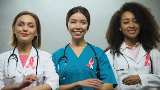 Grup Gülümseyen Hemşirelerle Pembe Kurdeleler Meme Kanseri Bilinçlendirme Tedavi — Stok video
