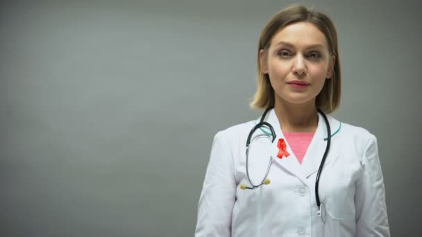 Doctora Caucásica Con Cinta Roja Signo Internacional Concienciación Sobre Vih — Vídeo de stock