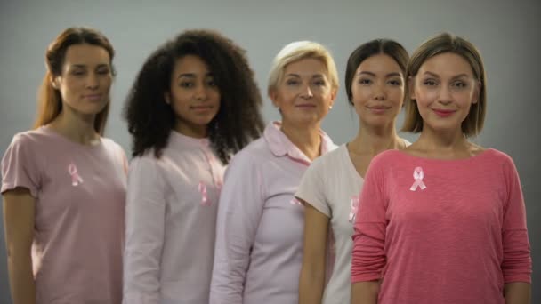 Ομάδα Γυναικών Φοράει Ροζ Ρούχα Και Κορδέλες Καταπολέμηση Του Καρκίνου — Αρχείο Βίντεο