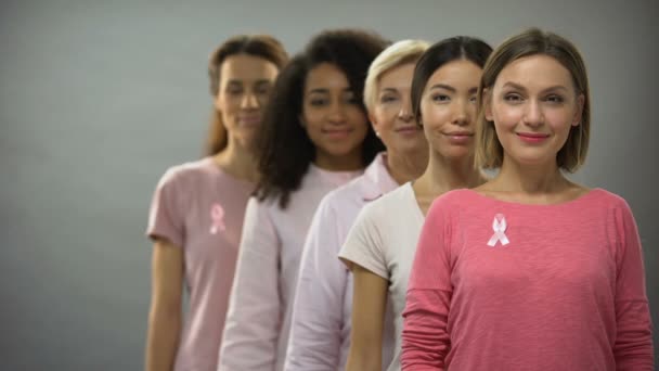 Mujeres Felices Vistiendo Camisas Rosas Cintas Cáncer Mama Haciendo Cola — Vídeo de stock