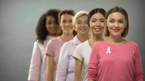 Mujeres Sonrientes Camisas Rosas Con Cintas Cáncer Mama Pie Fila — Vídeos de Stock