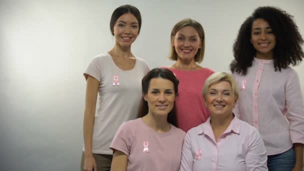 Frauen Rosa Hemden Mit Brustkrebs Schleife Die Daumen Die Kamera — Stockvideo