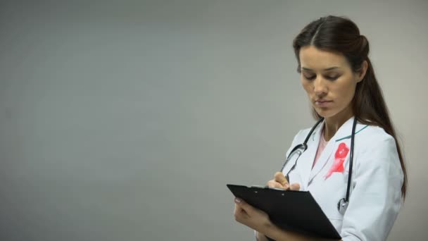 Oncóloga Femenina Con Diagnóstico Escritura Cinta Rosa Prevención Enfermedades Mortales — Vídeo de stock