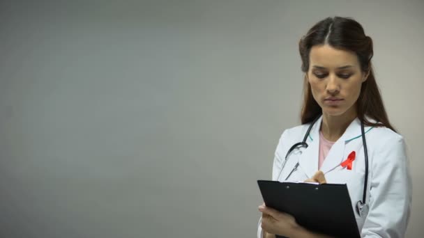 Médecin Femme Avec Ruban Rouge Conclusion Écriture Concept Campagne Sida — Video