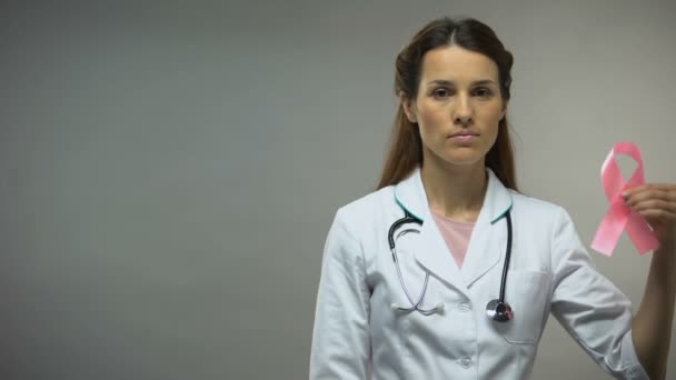 Terapeuta Donna Con Stetoscopio Che Mostra Nastro Rosa Consapevolezza Del — Video Stock