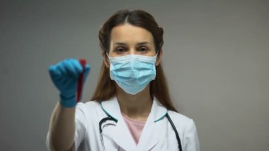 Araştırmacı tüp kan örnekleri, salgın hastalıklar ile gösterilen koruma maskesi