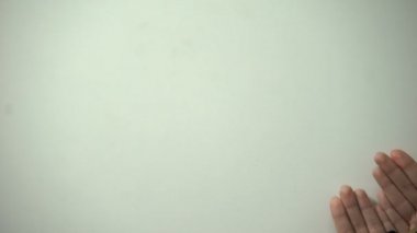 Eller kadın kamera, melanom farkındalık, cilt kanseri için siyah kurdele gösterilen