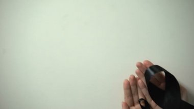 Büyük ve küçük siyah şeritleri eller, melanom farkındalık, cilt kanseri tedavisi
