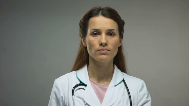 Mujer Médico Mostrando Cinta Roja Jeringa Campaña Prevención Del Sida — Vídeo de stock