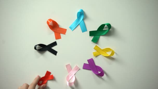 Çok Renkli Kurdeleler Tablo Dünya Kanser Farkındalık Günü Kampanyası Üzerinde — Stok video