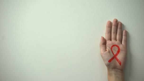 Vrouwelijke Hand Met Rood Lint Teken Aids Hiv Bewustmakings Preventie — Stockvideo