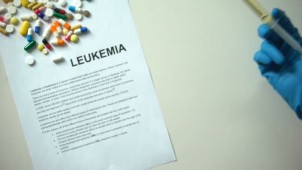 Leukemie Diagnose Papier Doc Hand Met Spuit Pillen Tabletten Tafel — Stockvideo