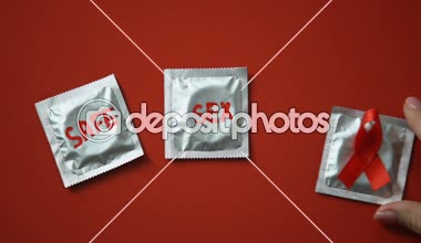 Güvenli seks kelime ve prezervatif AIDS ve HIV anti kırmızı zemin üzerine kırmızı kurdele