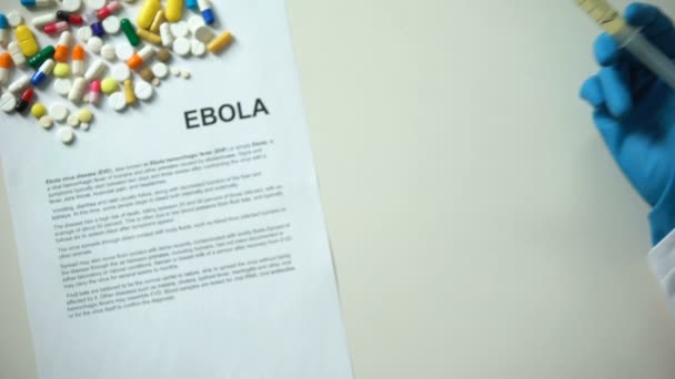 Ebola Diagnose Nach Abschluss Hand Halten Medikament Spritze Behandlung — Stockvideo