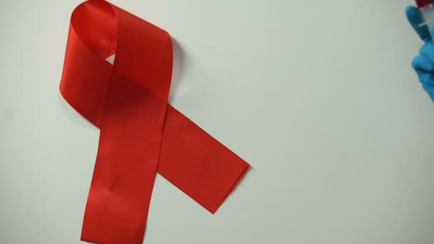 Červenou Stuhu Stříkačku Vzorku Krve Stůl Diagnostika Aids Prevence — Stock video