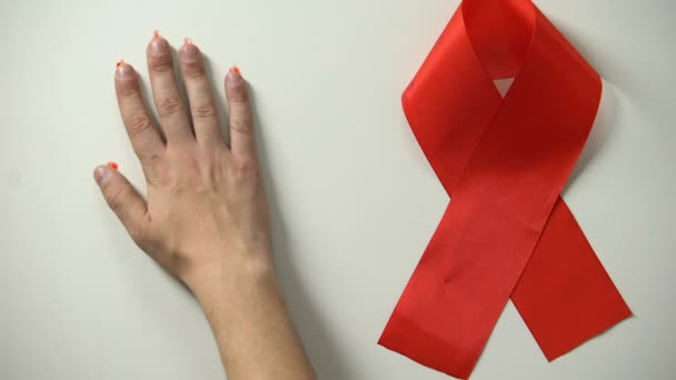 Czerwoną Wstążką Krwawe Plamy Lewej Przez Męskich Dłoni Tle Aids — Wideo stockowe