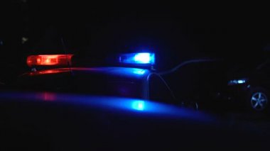 Polis devriye arabası sokakta suça karşı gece baskın sırasında ışıklar yanıp sönen ile
