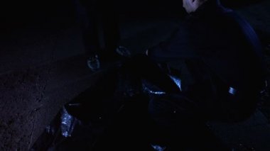El feneri geri, vücut unzipping ile iki polis kurbana, kanıt arıyor