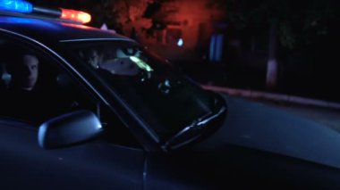 İki polis gece ve silahlı tehdit ceza, devriye arabasında oturmak