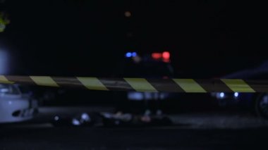 Polis memuru cinayet olay araştırmak için bant ile gider